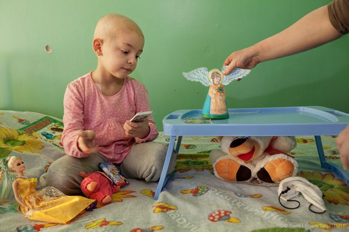 5-year-old Veronika suffering from leukemia receives treatment in Kiev
