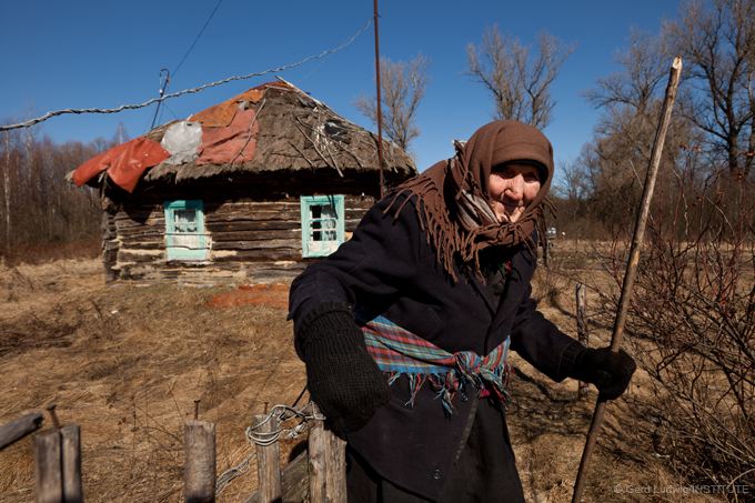 Eine 92-jÃ¤hrige Frau in ihrem Dorf in der Sperrzone